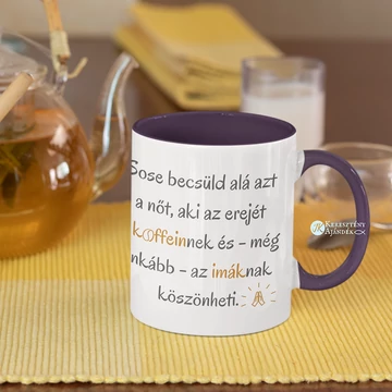 Sose becsüld alá azt a nőt, aki az erejét a koffeinnek és - még inkább - az imáknak köszönheti - keresztény feliratos, kerámia bögre 330 ml LILA