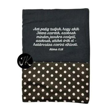 Azt pedig tudjuk, hogy akik Isten szeretik, azoknak minden javukra szolgál - bibliaborító textil anyagból EFO / RÚF méretre FEKETE-SÖTÉTBARNA PÖTTYÖS