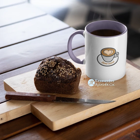 Sose becsüld alá azt a nőt, aki az erejét a koffeinnek és - még inkább - az imáknak köszönheti - keresztény feliratos, kerámia bögre 330 ml LEVENDULA LILA