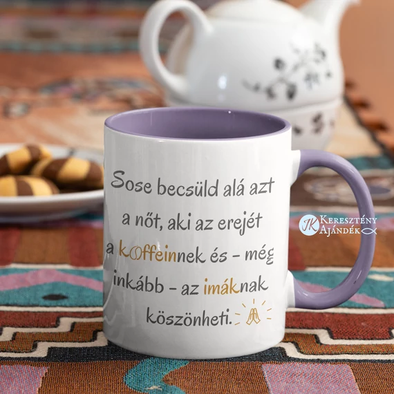 Sose becsüld alá azt a nőt, aki az erejét a koffeinnek és - még inkább - az imáknak köszönheti - keresztény feliratos, kerámia bögre 330 ml LEVENDULA LILA