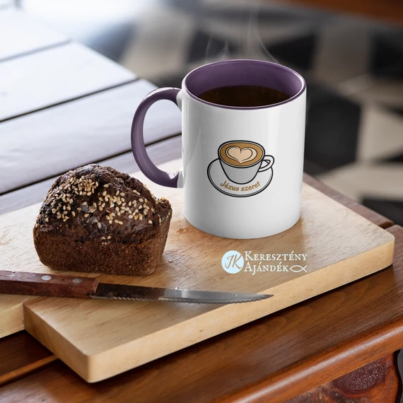 Sose becsüld alá azt a nőt, aki az erejét a koffeinnek és - még inkább - az imáknak köszönheti - keresztény feliratos, kerámia bögre 330 ml LILA
