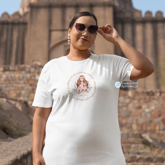 Erő és méltóság árad róla - keresztény feliratos, kereknyakú, női póló édesanyáknak, nagymamáknak, fehér színben, UNISEX ( XL )