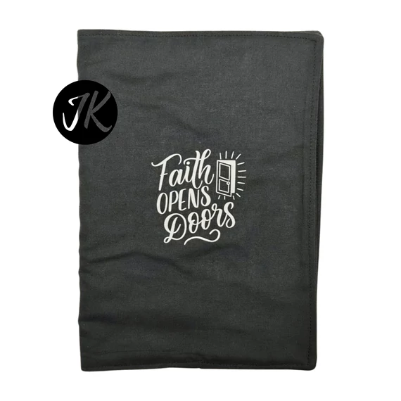 Faith opens doors - bibliaborító textil anyagból EFO / RÚF méretre FEKETE 