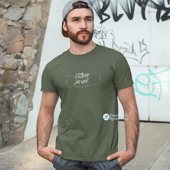 Hitben járunk, nem látásban - igés, keresztény feliratos, kereknyakú férfi póló, milleniumi KHAKI színben S - 2XL méretben (S)