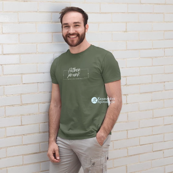 Hitben járunk, nem látásban - igés, keresztény feliratos, kereknyakú férfi póló, milleniumi KHAKI színben S - 2XL méretben (S)