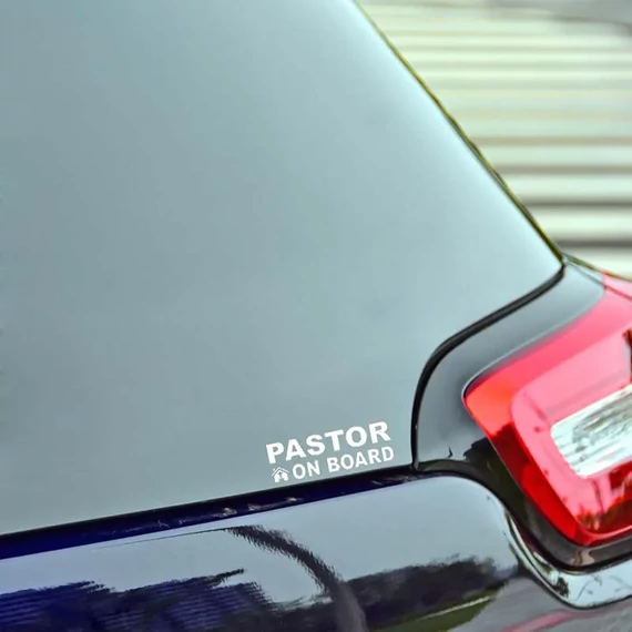 Pastor on Board - autómatrica, keresztény feliratos matrica / vinyl autó hátuljára / ablaküvegére vagy más kemény felületre FEHÉR ( sötét színre )