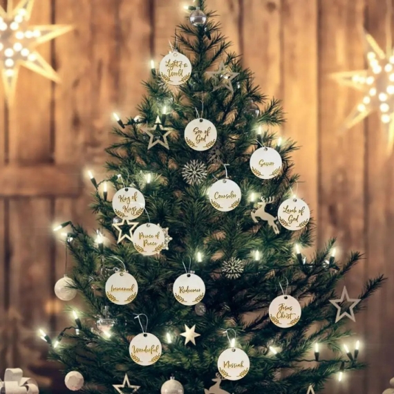 Fa karácsonyfa dísz az ÚR Jézus neveivel, arany színű zsinóron - Savior