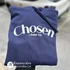PRÉMIUM pulcsi: CHOSEN - igés, keresztény feliratos, kapucnis, bebújós pulóver, FÉRFI fazon, sötétkék színben XL méretben, fenntartható pamutból